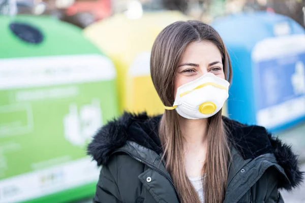 Jonge Vrouw Straat Met Masker Tegen Vervuiling — Stockfoto