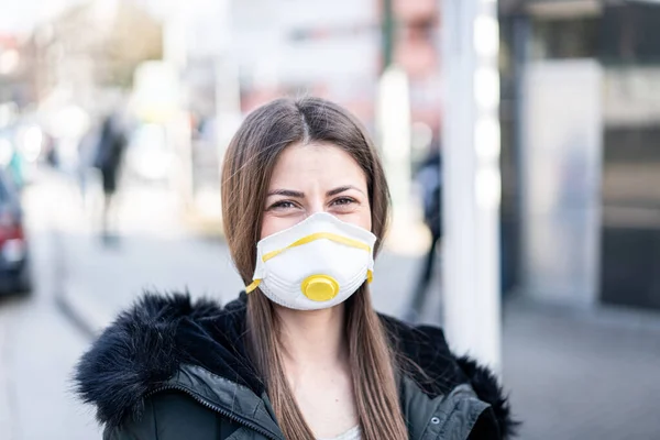 Mujer Joven Calle Con Máscara Contra Contaminación —  Fotos de Stock