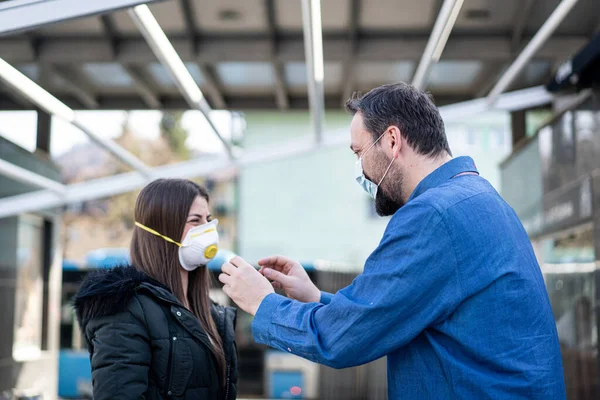 Couple Dans Rue Avec Masque Contre Pollution Par Virus — Photo