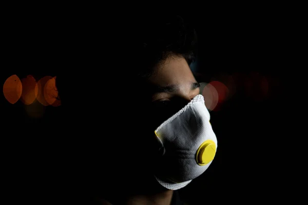 Ragazzo Con Maschera Sulla Strada Notturna Della Città — Foto Stock