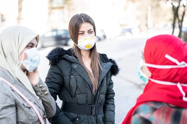 Grupp Kvinnor Gatan Med Masker Mot Föroreningar — Stockfoto