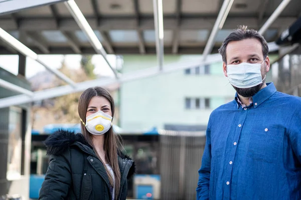 Couple Dans Rue Avec Masque Contre Pollution Par Virus — Photo