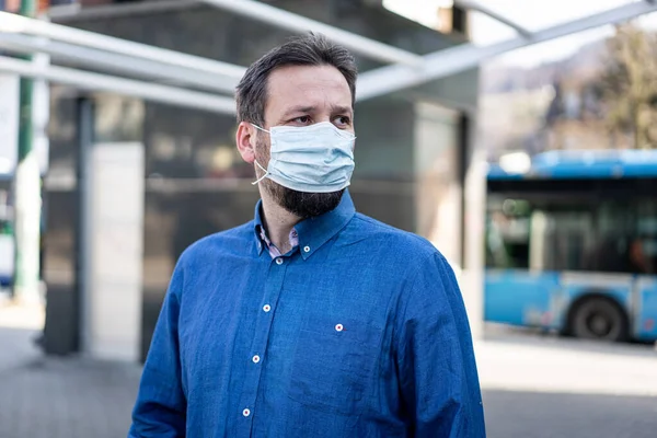 Vuxen Man Stadens Gata Med Mask Mot Coronavirus — Stockfoto