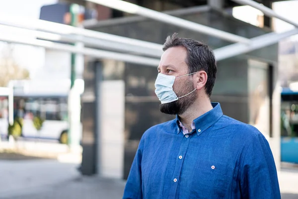 Vuxen Man Stadens Gata Med Mask Mot Coronavirus — Stockfoto