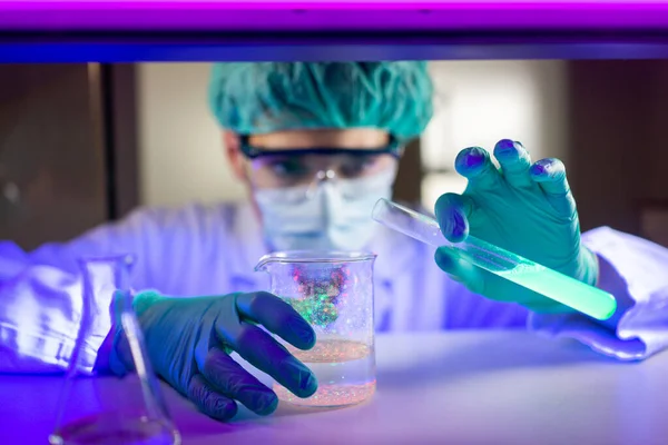 Científico Laboratorio Trabajando Muestras Tubos Virus Bajo Luz — Foto de Stock