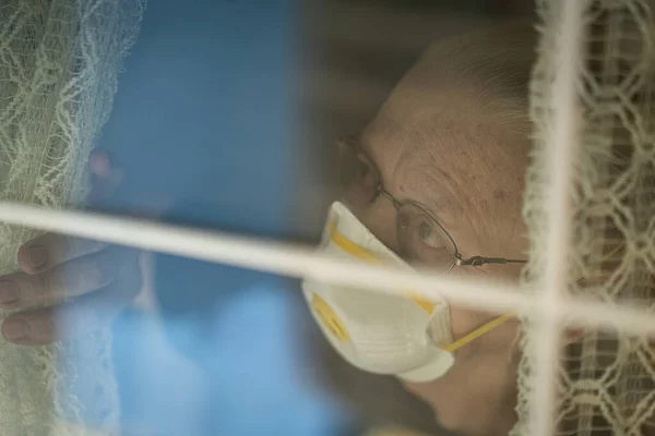 Oudere Vrouw Met Beschermend Masker Tegen Het Coronavirus Quarantaine — Stockfoto