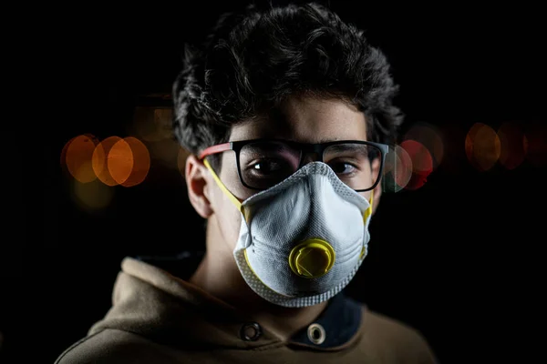 街の夜の通りにマスクを持つ男 — ストック写真