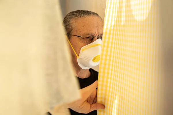 隔離中のコロナウイルスから保護マスクを持つシニア女性 — ストック写真