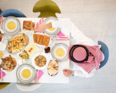 Müslüman aile Ramazan 'da iftar için bir araya geldi.