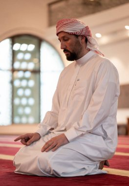 Müslüman güzel caminin içinde namaz kılıyor