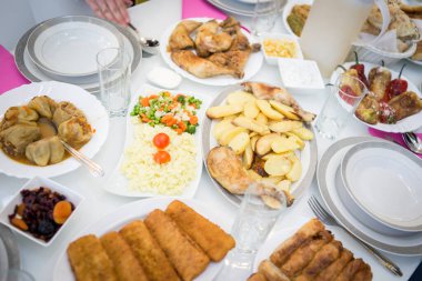 Yemek masası insanlar olmadan üst görüntüye hazır.