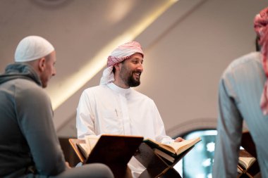 Müslüman güzel caminin içinde namaz kılıyor