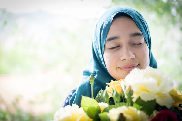 Gülleri Olan Güzel Bir Orta Doğulu Kız — Stok fotoğraf