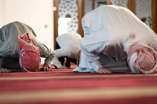 Müslüman Güzel Caminin Içinde Namaz Kılıyor — Stok fotoğraf