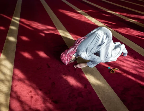 Muslim Modlí Uvnitř Krásné Mešity — Stock fotografie