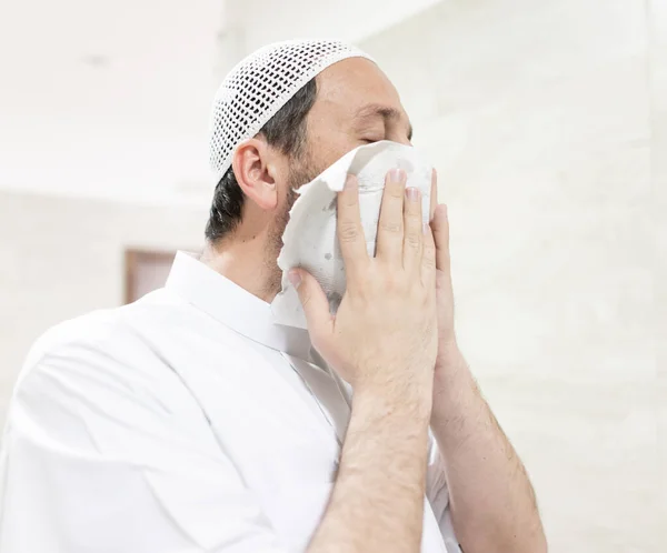 穆斯林男子正在洗澡祷告 — 图库照片