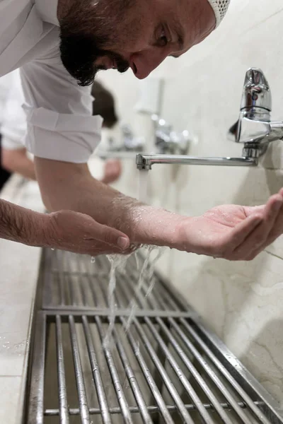 Muslimský Muž Brát Ablution Modlitbě — Stock fotografie