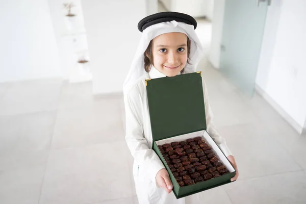 Pequeno Menino Árabe Bonito Com Frutas Data — Fotografia de Stock