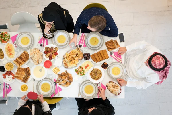 朋友们食物桌的顶级视图 — 图库照片