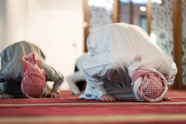 Muszlim Imádkozik Gyönyörű Mecsetben — Stock Fotó