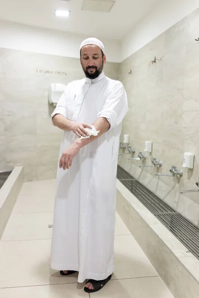 Muslimský Muž Brát Ablution Modlitbě — Stock fotografie