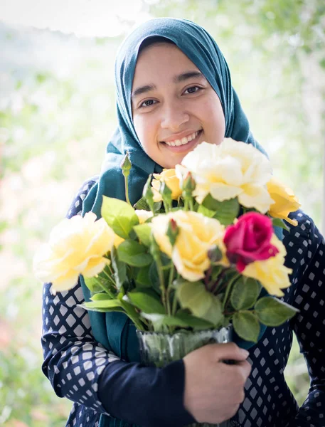 Hermosa Chica Oriente Medio Con Rosas —  Fotos de Stock