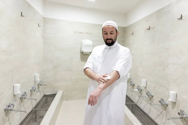 Moslim Man Neemt Ablution Voor Het Gebed — Stockfoto
