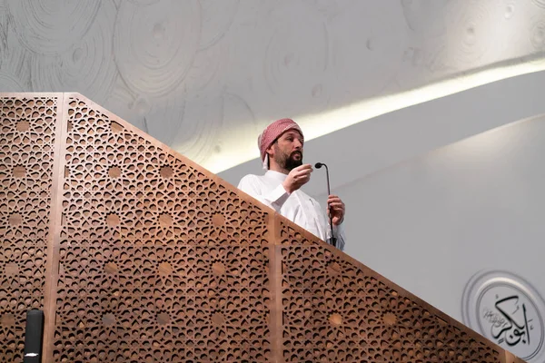 아름다운 모스크 안에서 기도하는 이슬람교도 — 스톡 사진
