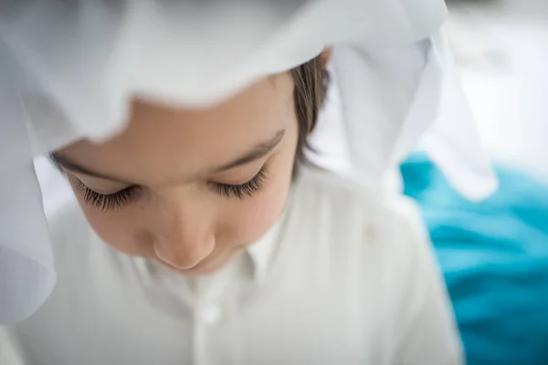 Närbild Lilla Mellanöstern Pojke Med Traditionella Kläder — Stockfoto