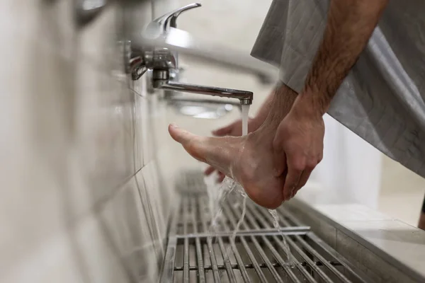 Muslimský Muž Brát Ablution Modlitbě — Stock fotografie