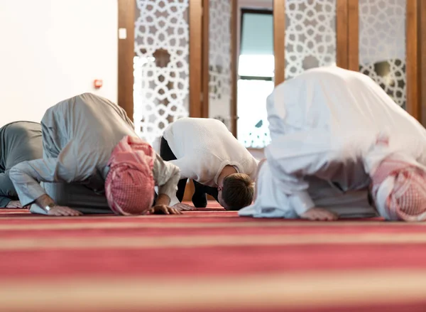 美しいモスクの中で祈るイスラム教徒 — ストック写真