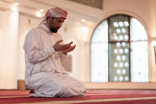美しいモスクの中で祈るイスラム教徒 — ストック写真