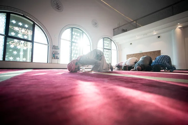 Muslim Betet Schöner Moschee — Stockfoto