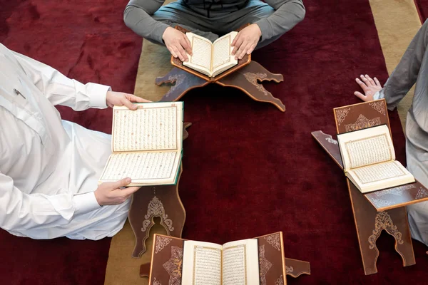 Müslüman Güzel Caminin Içinde Namaz Kılıyor — Stok fotoğraf