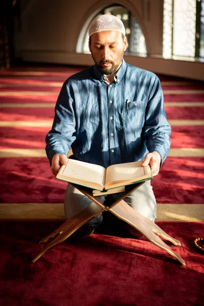 아름다운 모스크 안에서 기도하는 이슬람교도 — 스톡 사진