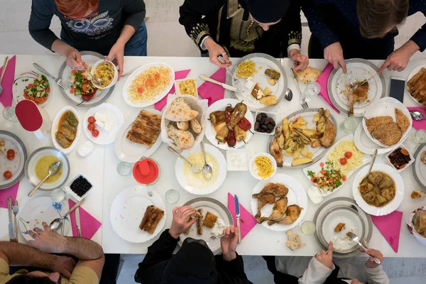 Muslim Keluarga Berkumpul Untuk Memiliki Iftar Ramadhan Bersama Sama — Stok Foto