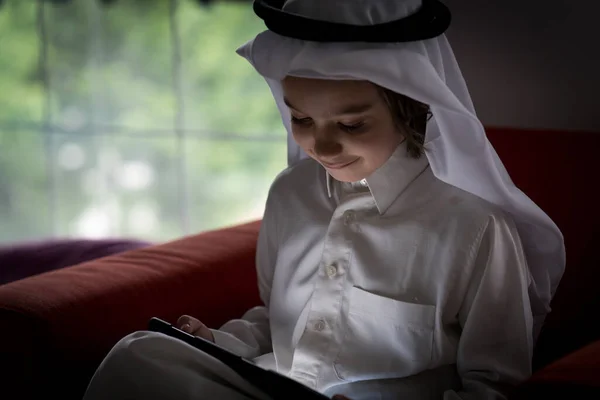 Χαριτωμένο Αραβικό Παιδί Κάθεται Στον Καναπέ Στο Σπίτι Tablet — Φωτογραφία Αρχείου