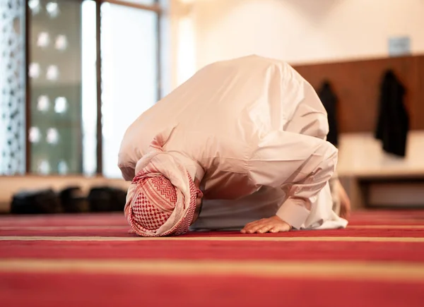 Muzułmanin Modlący Się Pięknym Meczecie — Zdjęcie stockowe