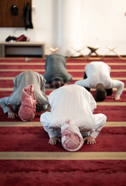 Мусульмане Молятся Красивой Мечети — стоковое фото