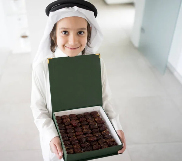 Little Cute Anak Arab Dengan Buah Buahan Tanggal — Stok Foto