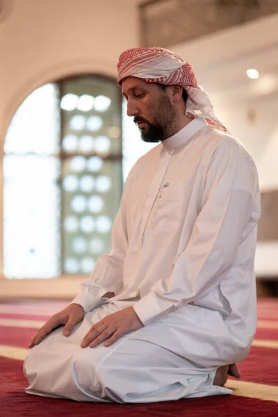 Muçulmano Orando Dentro Bela Mesquita — Fotografia de Stock