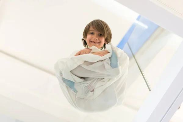 玻璃低角肖像画上的阿拉伯小男孩 — 图库照片