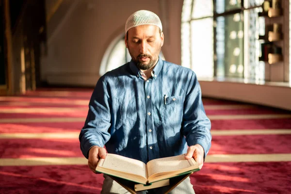 Muszlim Imádkozik Gyönyörű Mecsetben Stock Kép