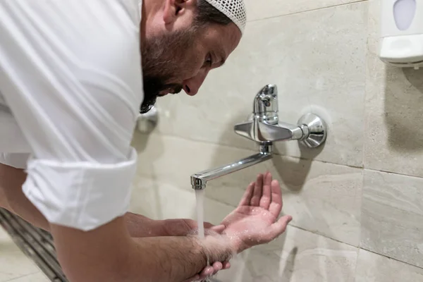 Muslimský Muž Brát Ablution Modlitbě Stock Obrázky