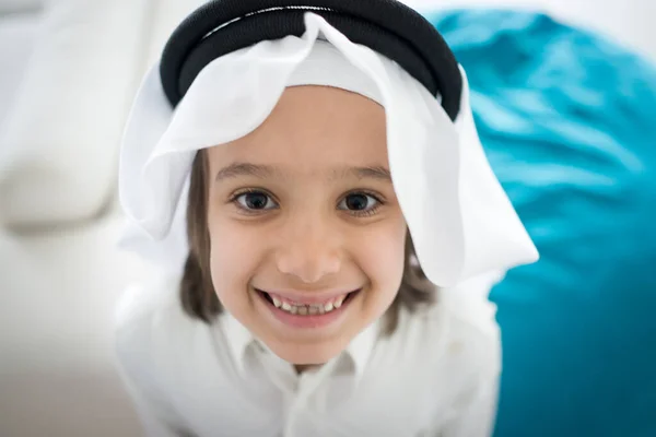 Poco Lindo Preescolar Árabe Chico Sonriendo Retrato Imagen de archivo