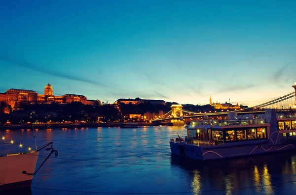 Budapest Chainbridge és a kastély látképe naplemente — Stock Fotó
