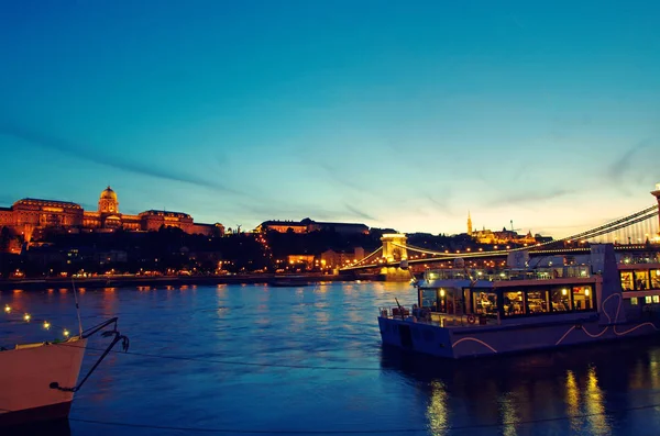 Budapest chainbridge and castle skyline sunset — Stock Photo, Image