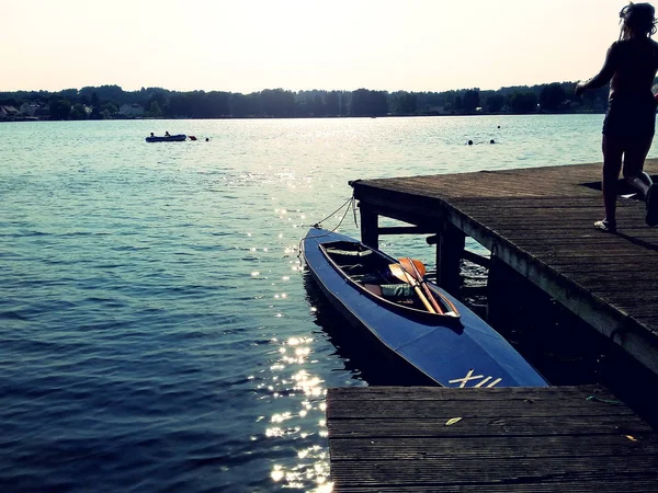 Озеро и лодки летом — стоковое фото