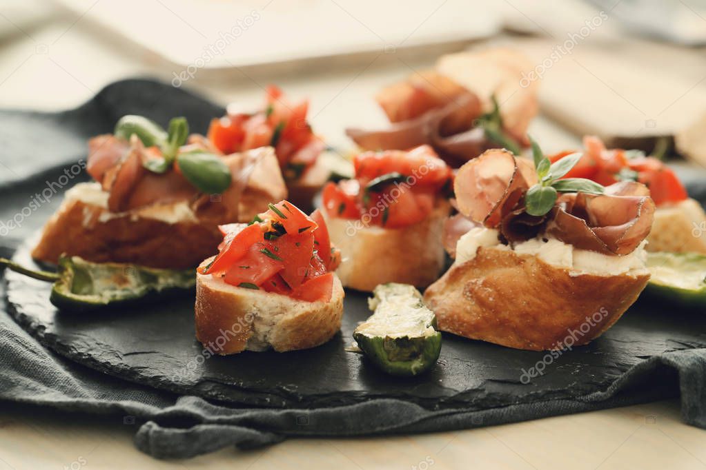 Tapas españolas en la mesa — Foto de stock © yekophotostudio #148289635