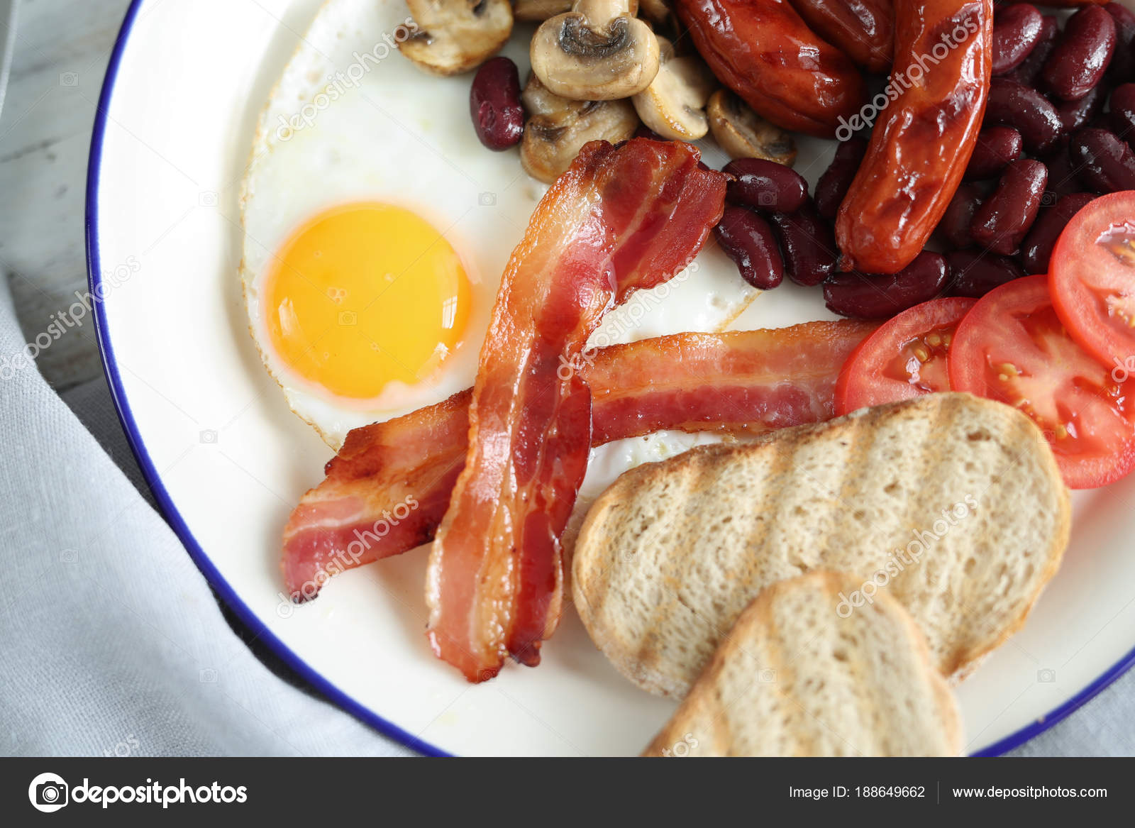 Cibo Cucina Colazione Inglese Zolla Bianca Uova Pancetta Salsicce ... Cibo Cucina Colazione Inglese Zolla Bianca Uova Pancetta Salsicce ...